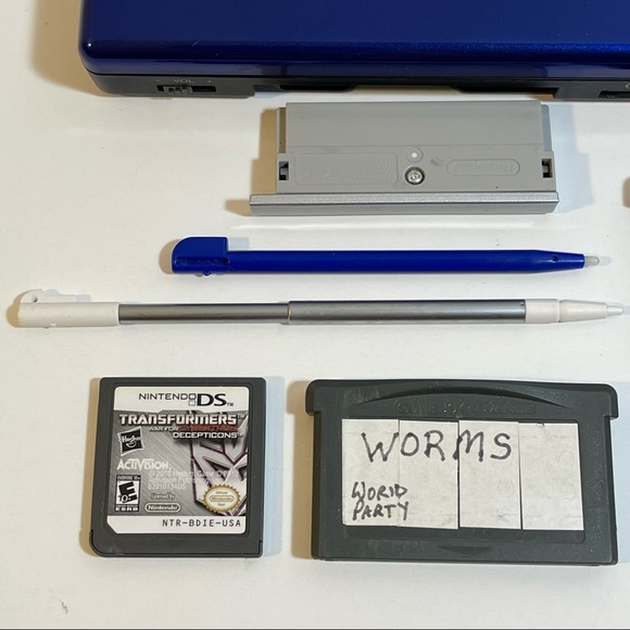 (BUNDLE) Nintendo DS Lite in Blue With 4 Games & Accessories - Picture 3 of 16